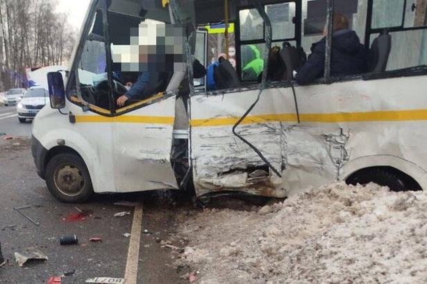 Водитель в реанимации, перевозчик под следствием: кто заплатит за смерть двух женщин в раздавленной маршрутке под Москвой