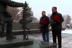 Губернатор Псковской области Михаил Ведерников и премьер-министр Абхазии Владимир Делба возложили цветы к мемориалу в память о бойцах СВО в Выбутах
