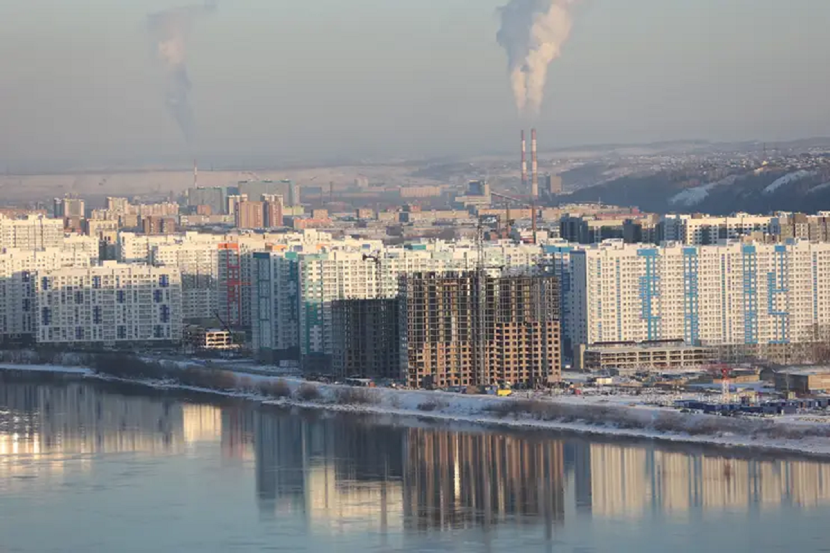 В Красноярске названы предприятия, загрязняющие воздух во время режима НМУ