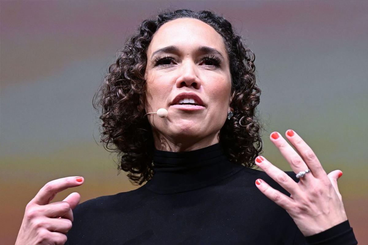 Проигравшая выборы немецкий политик с улыбкой побрилась налысо в прямом эфире