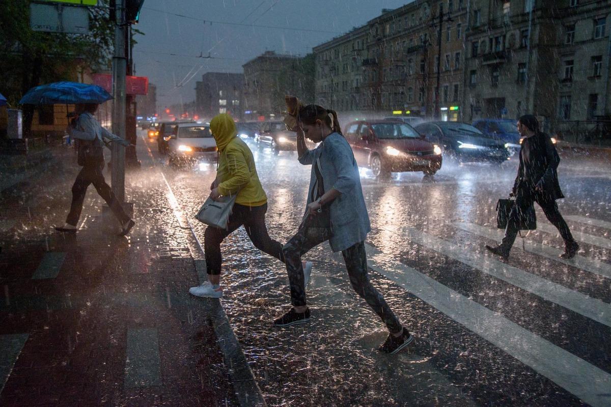 В конце рабочей недели петербуржцы столкнутся с ливнями и градом