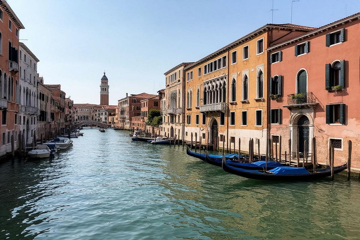 Россия на Биеннале: ЕК грозит санкциями организаторам