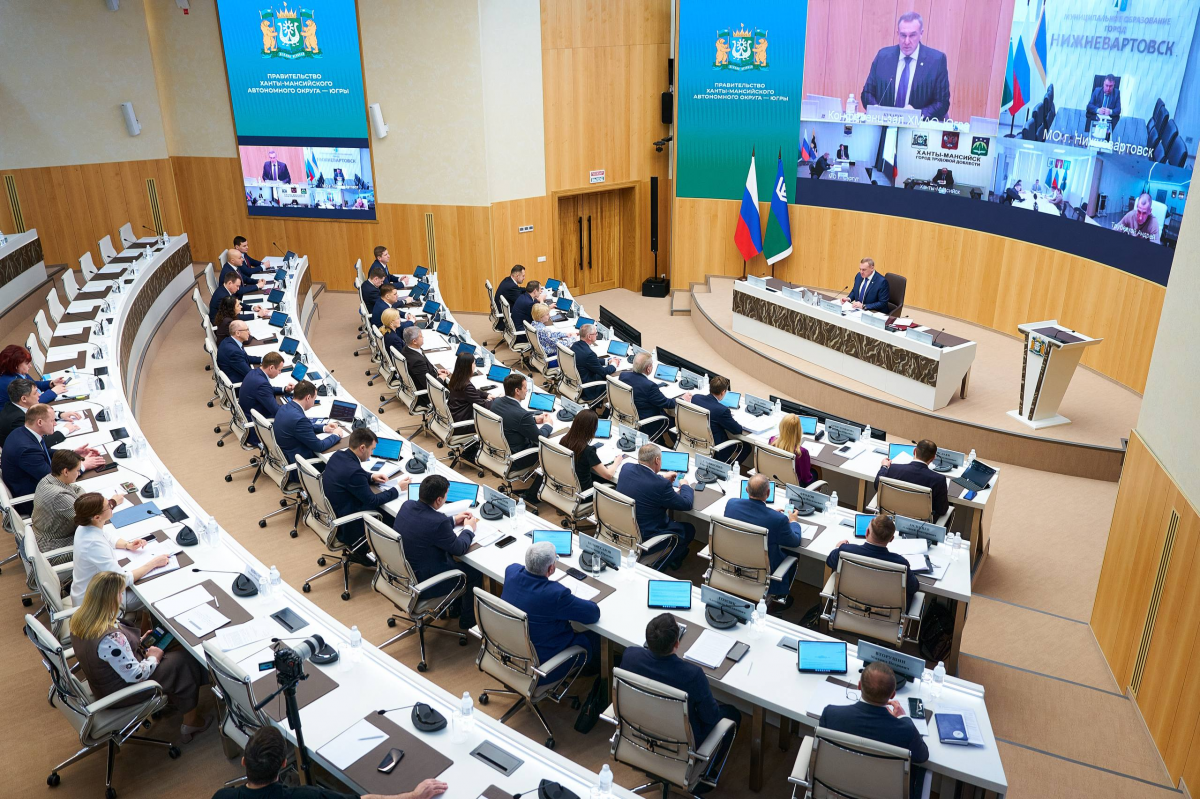 Губернатор Руслан Кухарук поручил проверить на безопасность все школы и социальные объекты Югры после гибели ребенка от схода снега с крыши