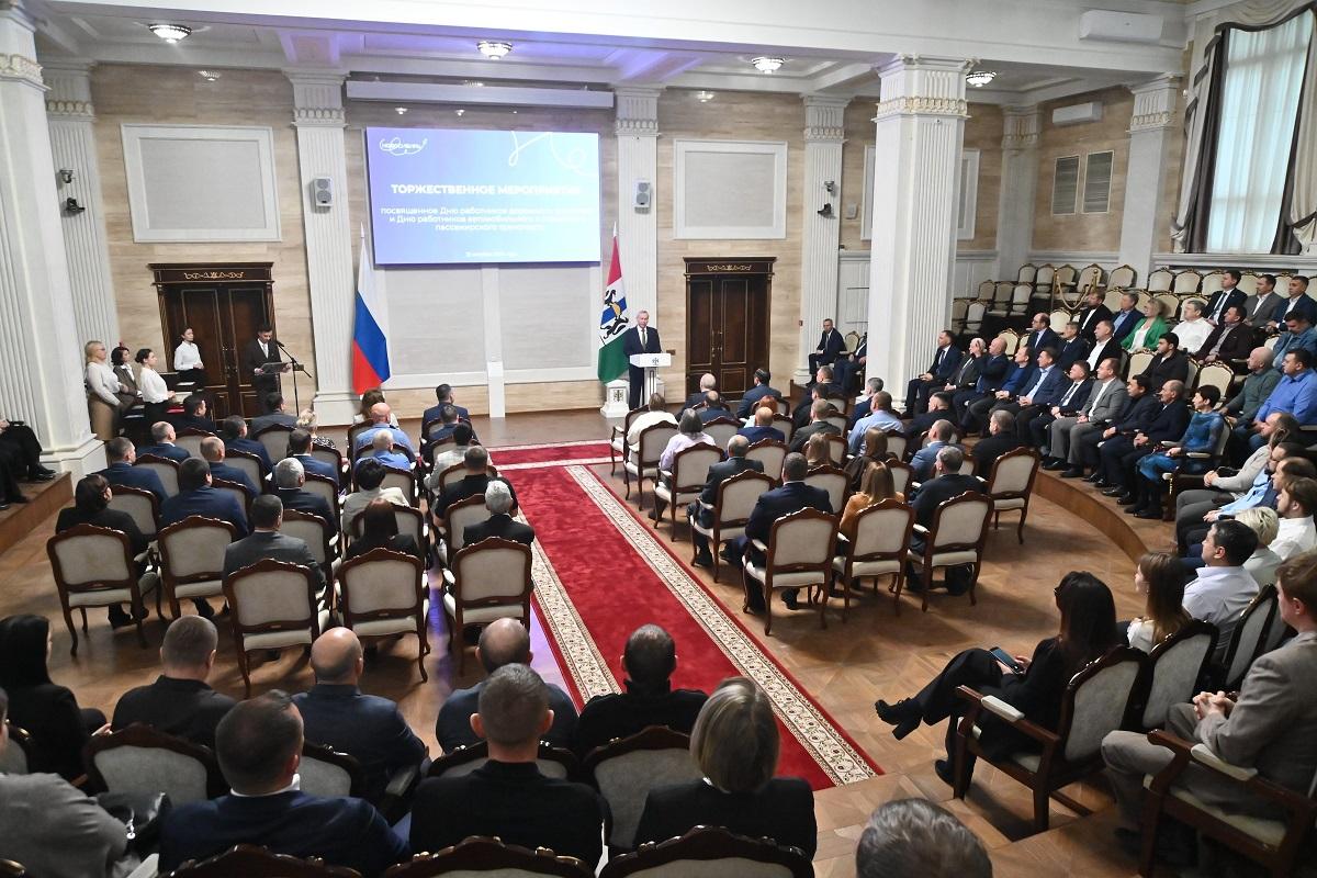 «Без них — коллапс»: в Новосибирске наградили 87 дорожников и транспортников за работу в условиях СВО