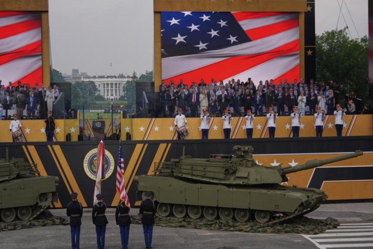 Прошедший в Вашингтоне военный парад разочаровал часть зрителей, которые разошлись до его завершения