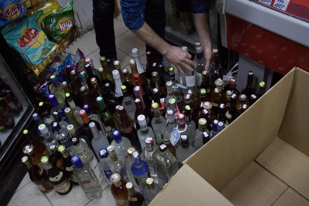 Ночная охота на продавцов: в Подмосковье за два месяца изъяли 660 бутылок нелегального алкоголя