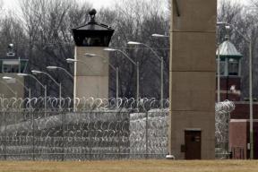 Экс-сотрудницу тюрьмы приговорили к восьми месяцам тюрьмы за связь с заключенным