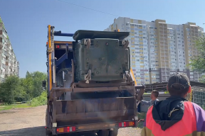 В Оренбурге на вывоз коммунальных отходов ежедневно направляют до 75 единиц спецтехники
