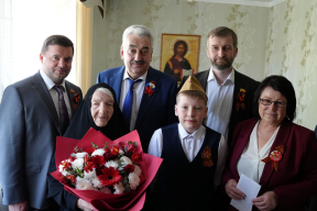«Низкий поклон за свет, который вы несете людям»: Спикер Госсовета Чувашии Леонид Черкесов поздравил блокадницу Нину Четыркину с Днем Победы