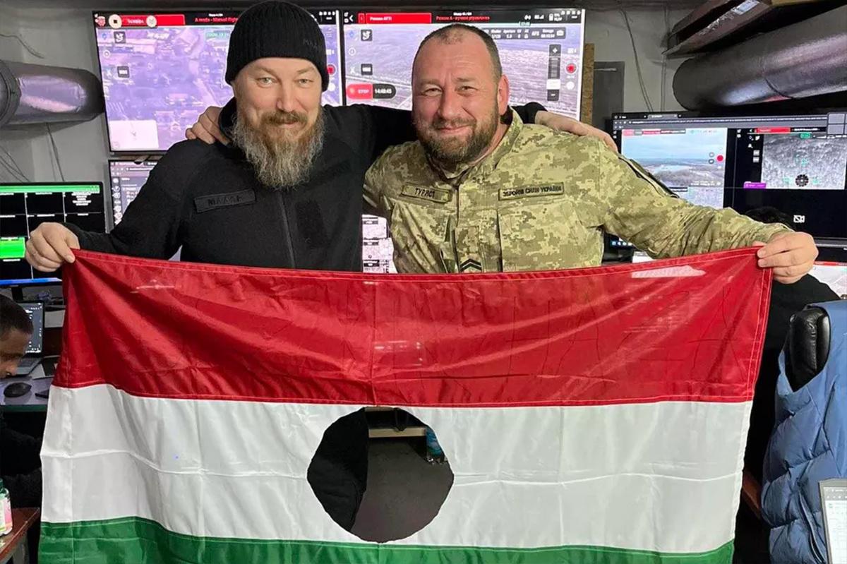 Посол Украины попал в скандал: фото с «дырявым» флагом Венгрии и командиром, которого ищет Интерпол