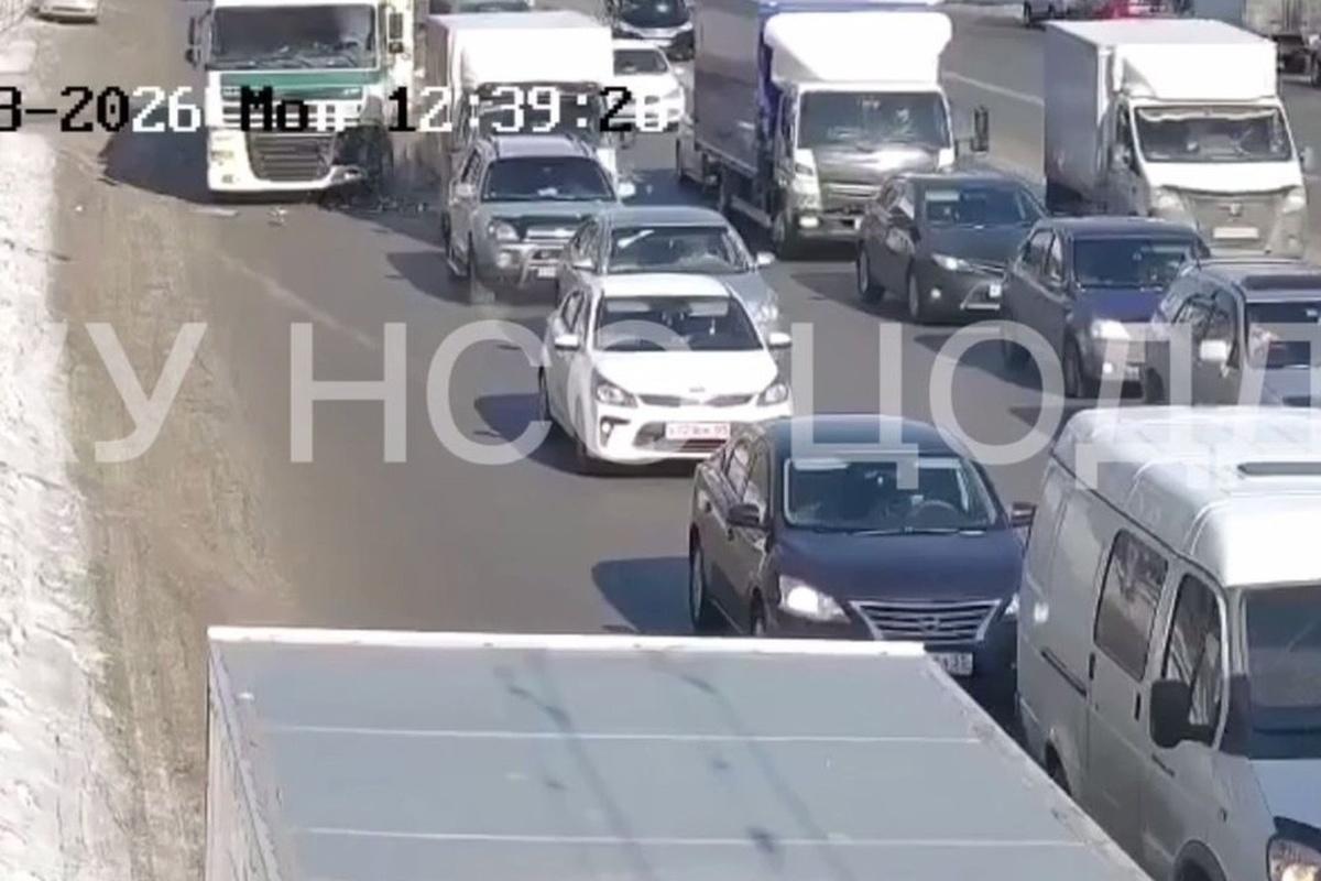 В центре Новосибирска грузовик столкнулся с легковушкой