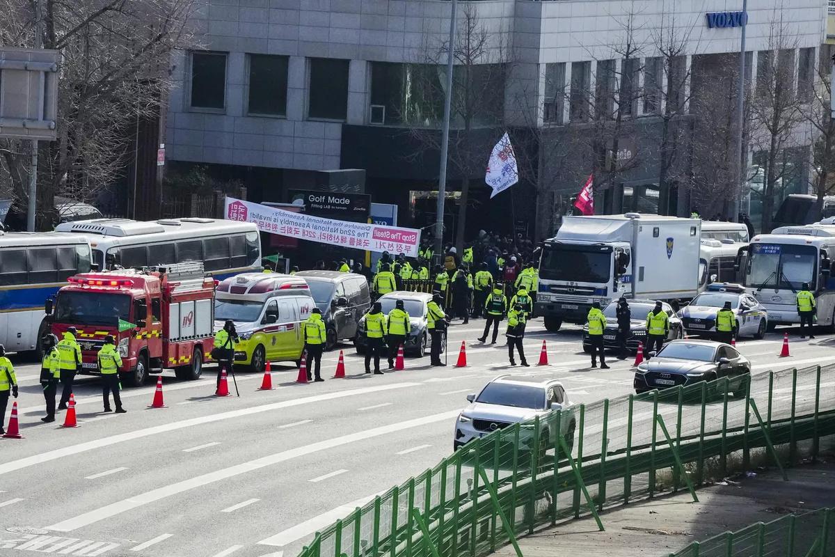 У суда в Сеуле прошли протесты с погромом