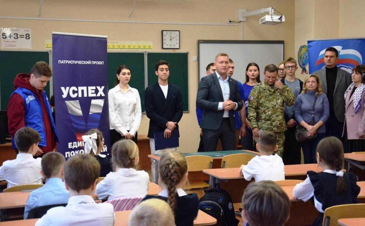 В Образовательном комплексе № 1 города Пушкино Городского округа Пушкинский прошла торжественная церемония открытия Парты Героя