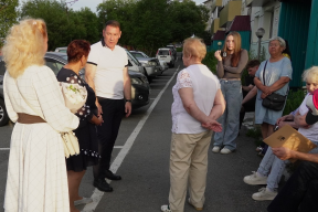 Глава Петропавловска-Камчатского Андрей Воровский наградил жителей дома на улице Толстого, 3 за активное участие в благоустройстве двора