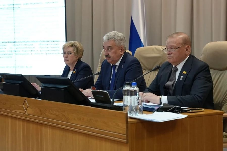 Выплаты для ветеранов, новые получатели юрпомощи и льготы: Депутаты Госсовета Чувашии под председательством Леонида Черкесова рассмотрели 11 вопросов на 42-й сессии парламента