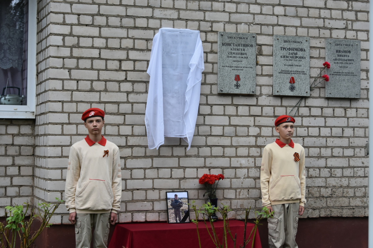 В школе №13 Вышнего Волочка установили мемориальную доску в честь выпускника Андрея Хватова, погибшего при исполнении воинского долга