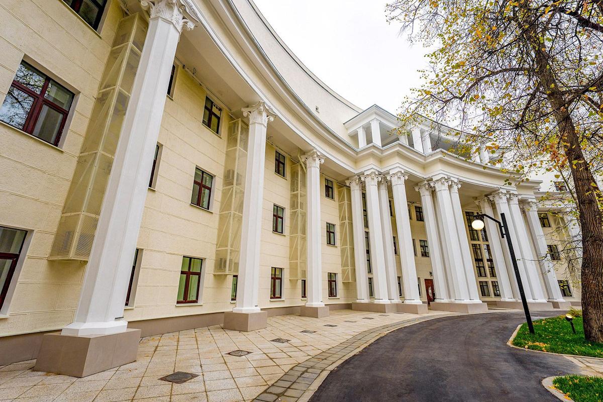 Главный корпус киностудии Горького в Москве украсит архитектурная подсветка после ремонта