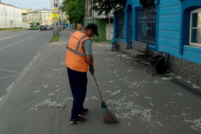 В Иркутске усилили уборку тротуаров и газонов во всех районах города