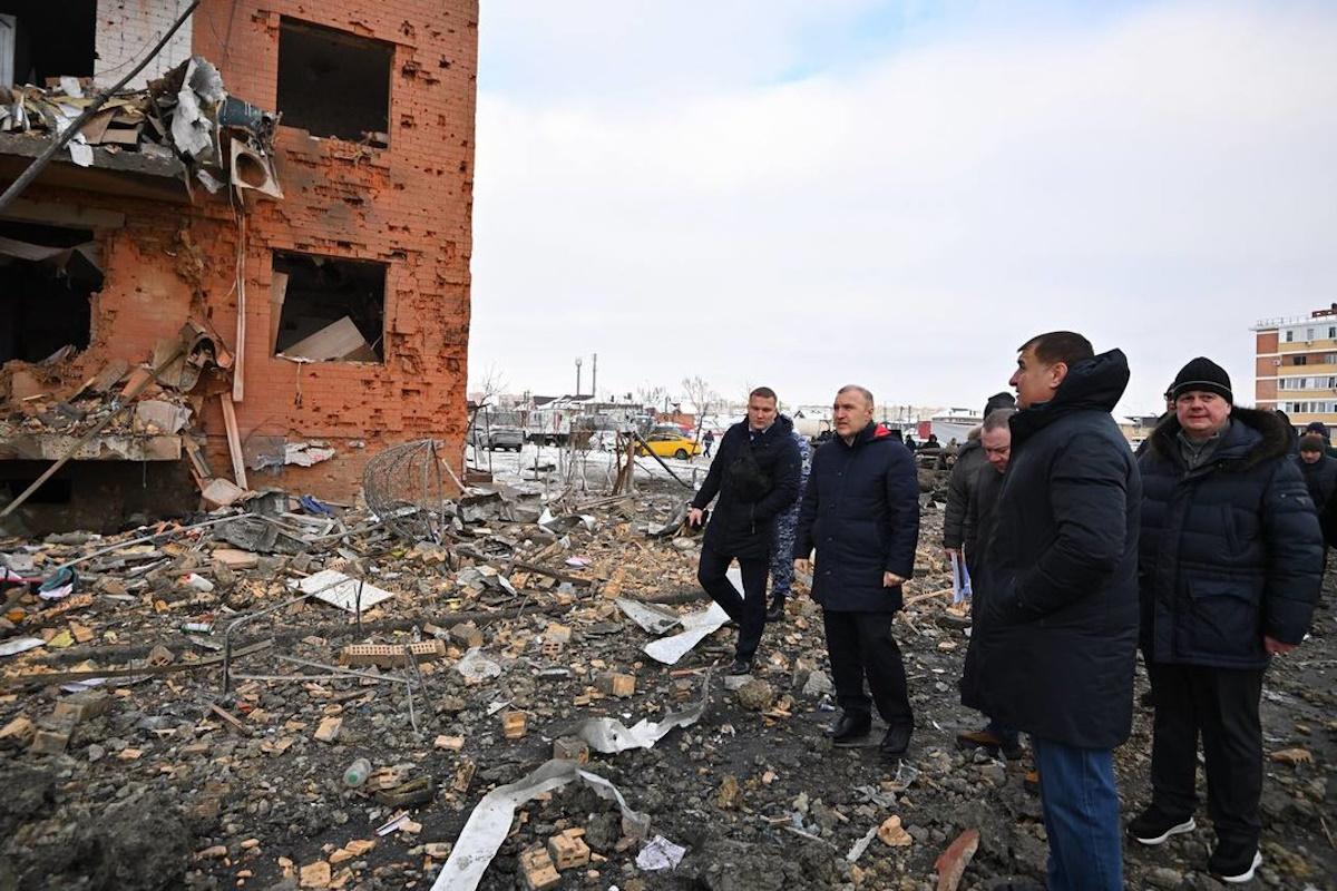 В домах Новой Адыгеи начались восстановительные работы после атаки украинских дронов