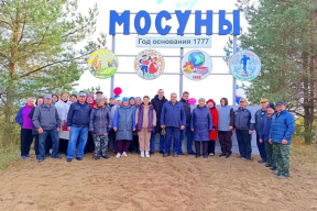Спикер Заксобрания Кировской области Роман Береснев: В Мосунах Арбажского района по инициативе жителей установили именную въездную стелу