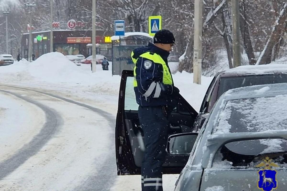 Эксперт объяснил, как обжаловать штраф за невидимую под снегом разметку