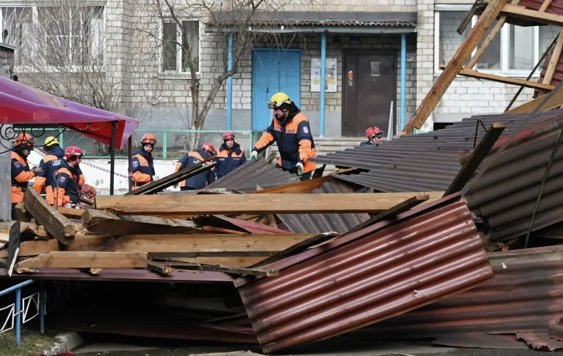 Поврежденные ураганом дома в Иркутской области восстановят до конца лета