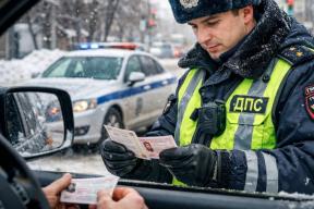 Триколор за 500 рублей: почему водителей с номерами без флага не штрафуют, но могут оштрафовать