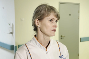 Врач рассказала, как она с коллегой и прохожими ловили ребенка, выпавшего из окна