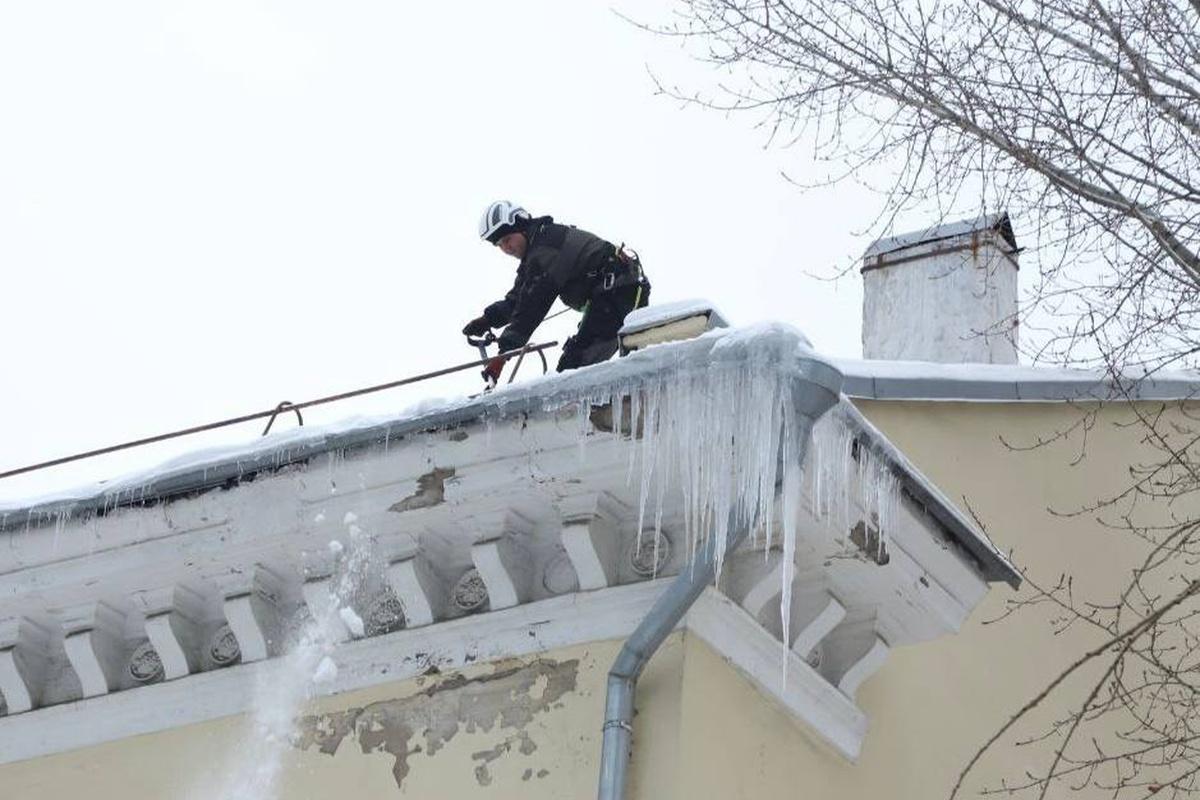 В Вышнем Волочке возбудили дело после травмы женщины от падения льда
