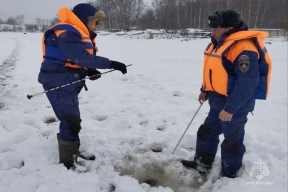 В Костромской области специалисты замеряют толщину льда на водоемах перед Крещенскими купаниями