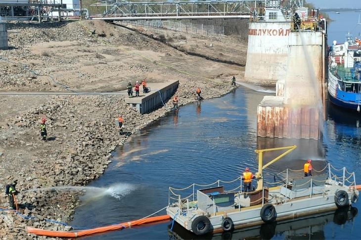 На юге Волгограда прошли учения по ликвидации последствий разлива мазута