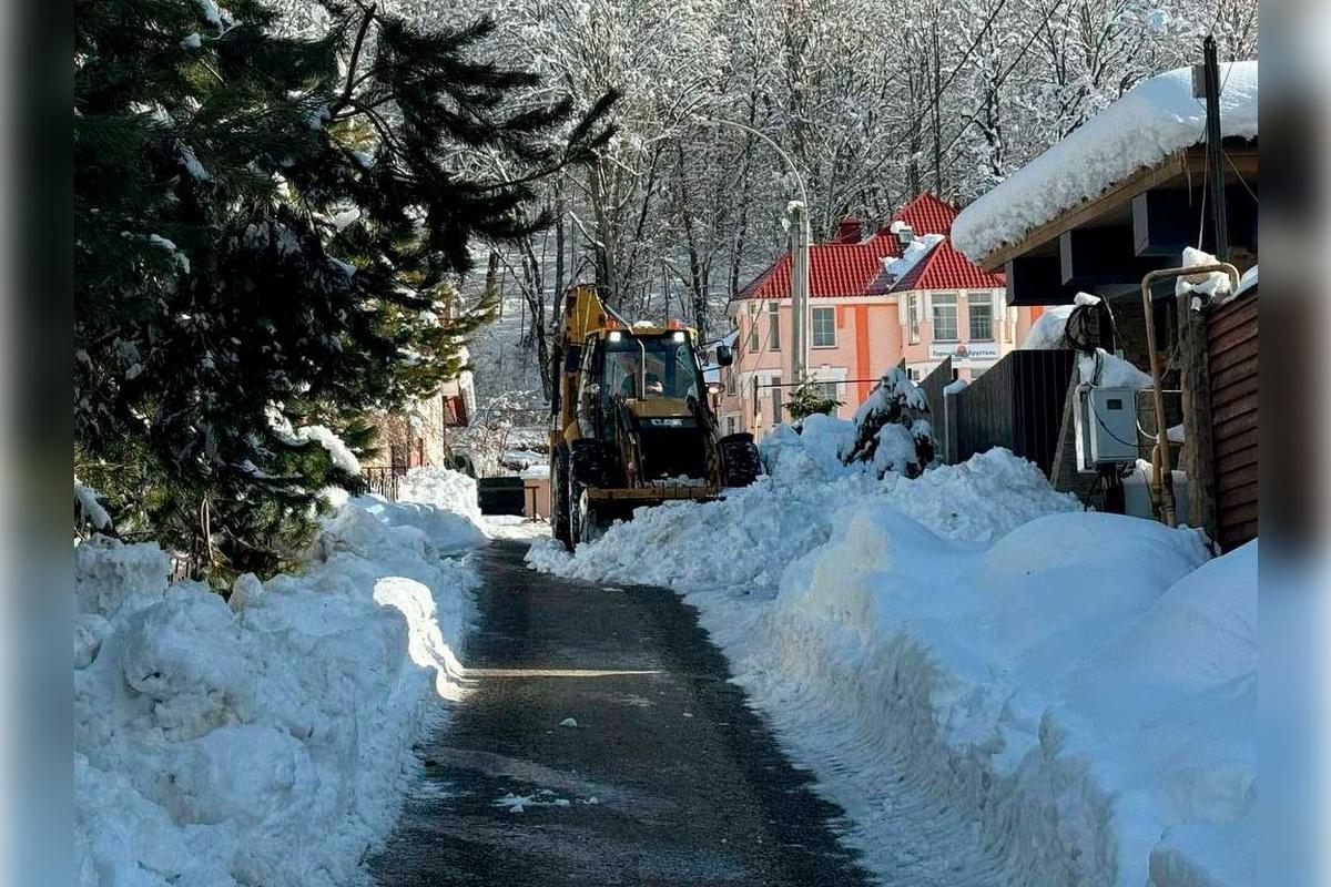 Жители Сочи сняли, как снег спровоцировал транспортный коллапс в городе