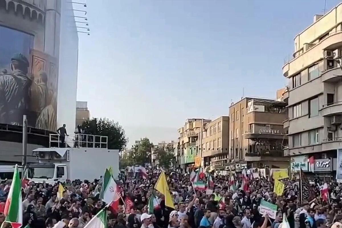 Улицы Ирана взорвались митингами: толпы требуют продолжения войны с США и Израилем