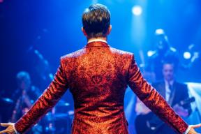 Продюсер Витаса рассказал, что певец поправился после проблем с глазами и использует защитные очки