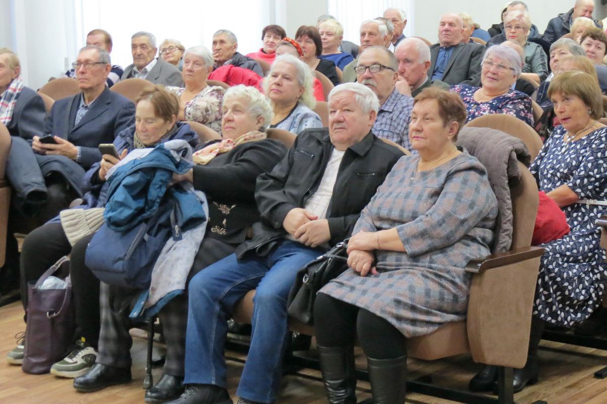 В Новосибирске собрали вместе, поздравили и наградили супругов, проживших в браке полвека