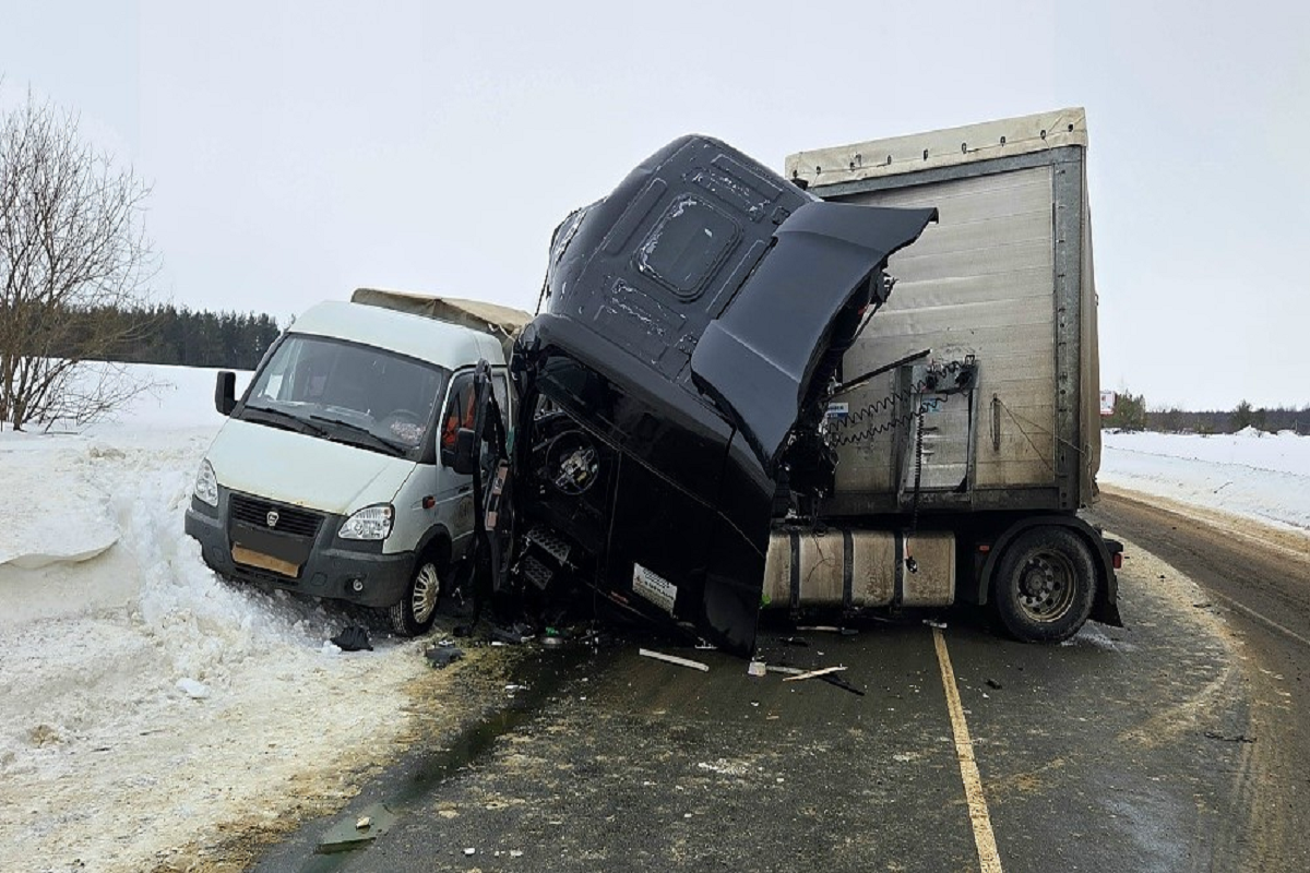 Двое рабочих погибли в ДТП с грузовиком в Мордовии