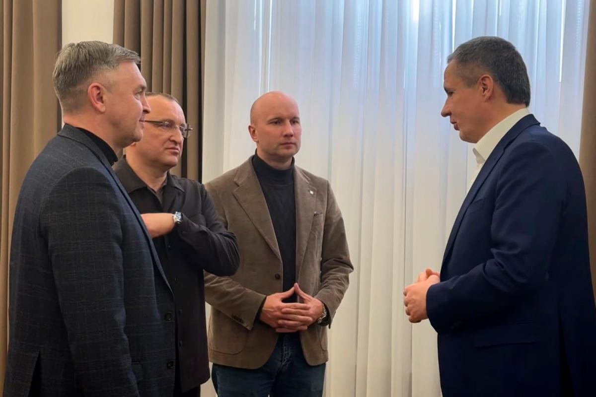 60 автономных отопителей и 1000 тепловентиляторов: Делегация ЗСКО во главе со спикером Романом Бересневым доставила гуманитарный груз в Белгород