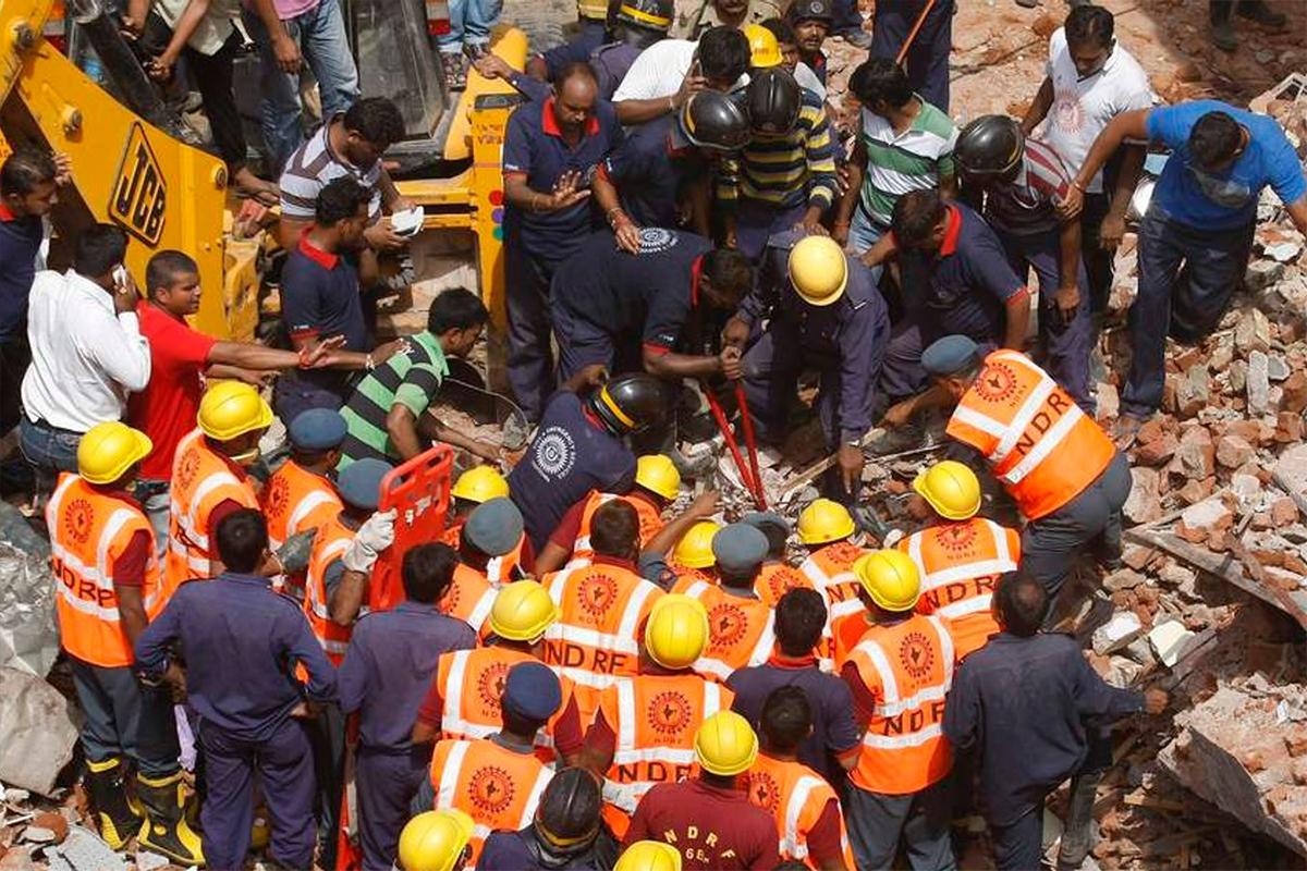 В Нью-Дели при обрушении здания погибли 11 человек, еще пятеро пострадали