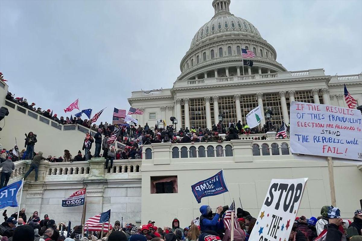 «Они били меня дубинкой»: суд отказался наказывать полицейских за избиение участницы штурма Капитолия