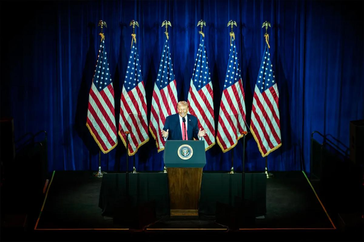 Трамп внезапно начал издавать странные звуки и кривляться во время выступления