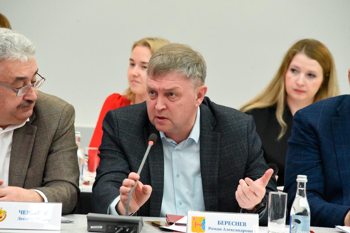 «Молодежной политике нужны универсальные общероссийские стандарты»: спикер Заксобрания Кировской области Роман Береснев принял участие в 14-м заседании Ассоциации молодежных парламентов ПФО