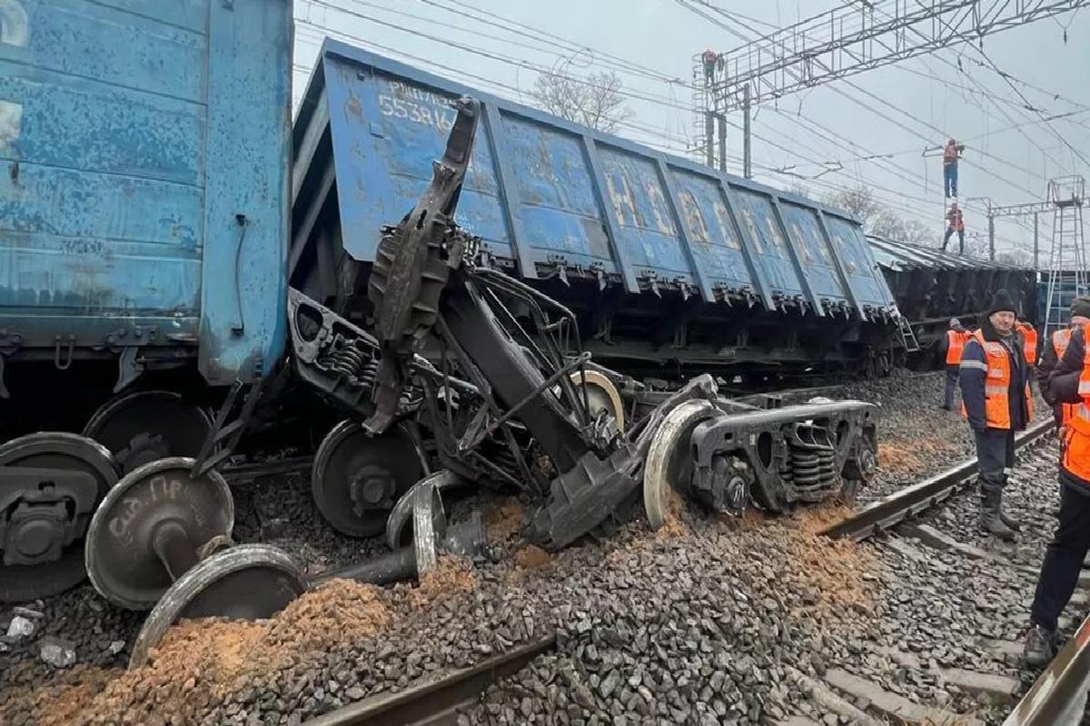 В Омске с рельсов сошли четыре грузовых вагона