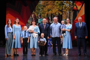 Глава Адыгеи Мурат Кумпилов поздравил женщин с Днем матери и подчеркнул роль матерей в укреплении общества