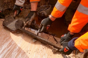 Archaeologists have discovered a shovel made by ancestors 3,000 years ago in Britain's Poole Harbor