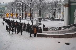 Очередь на вход в Эрмитаж растягивалась до Александровской колонны, но к вечеру рассосалась
