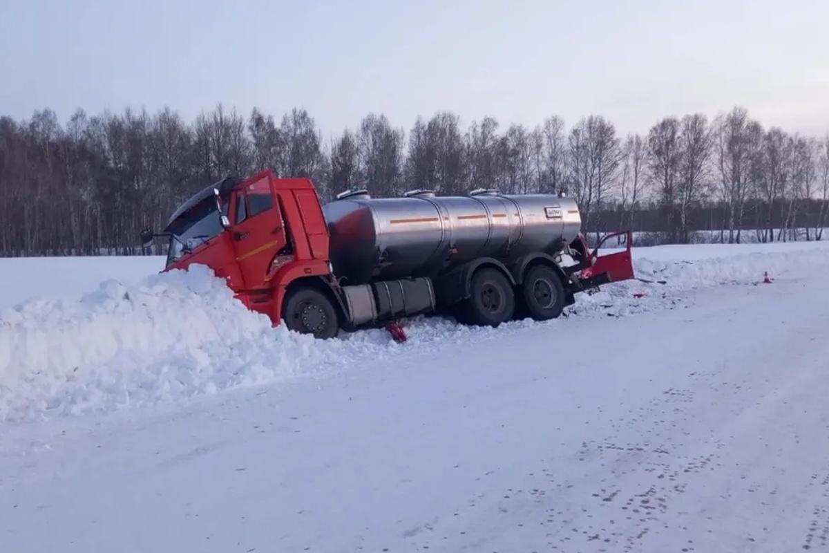 В Сузунском районе водитель без прав погибла в лобовом столкновении с молоковозом