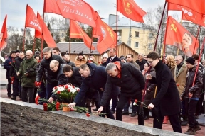 Губернатор Орловской области Клычков возложил цветы к памятнику Ленину