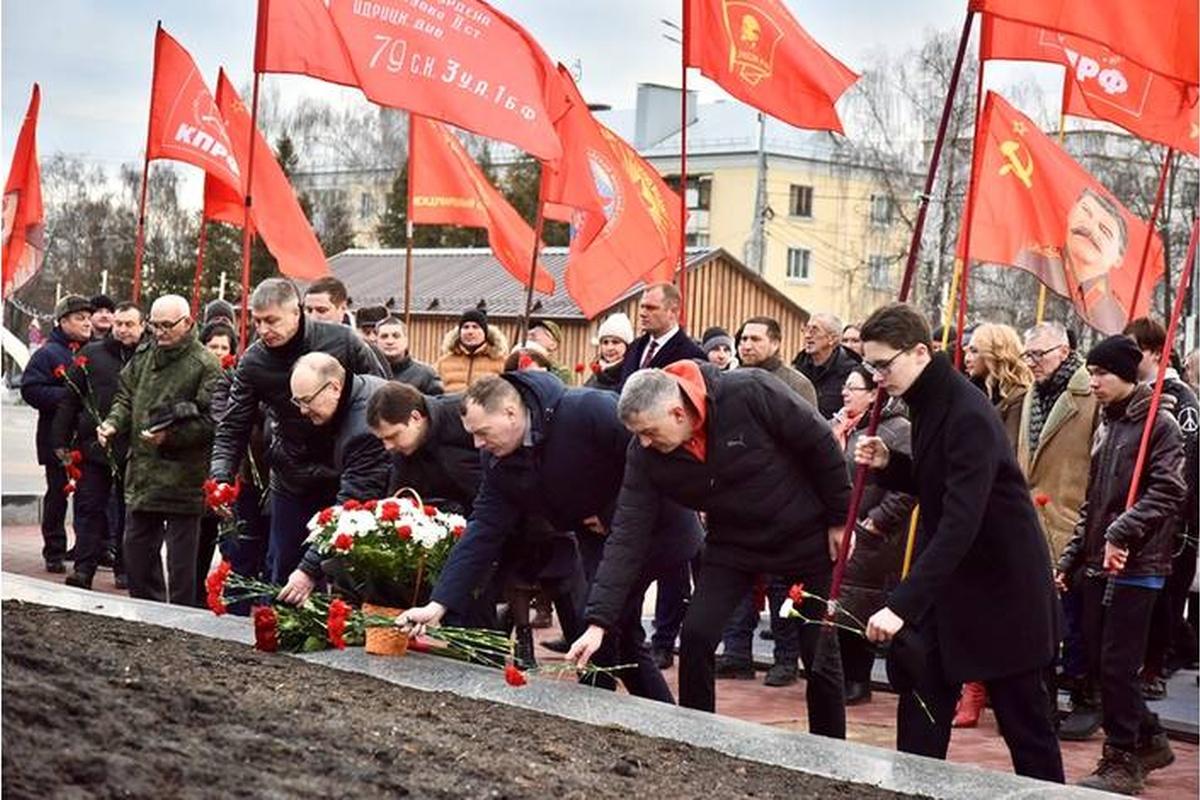 Губернатор Орловской области Клычков возложил цветы к памятнику Ленину