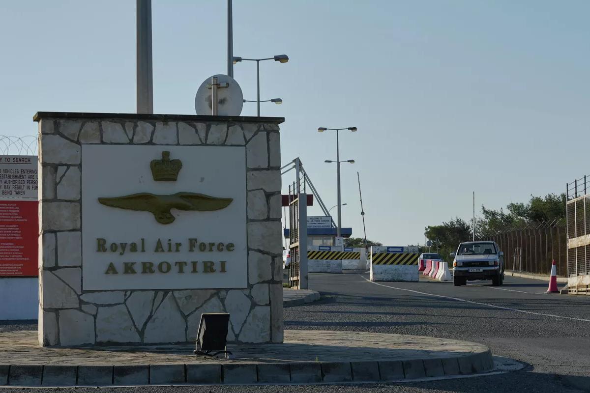 Следы ведут не туда: британская разведка исключила Иран из числа виновных в атаке на Акротири