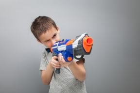 В Невьянске ребенок с игрушечным ружьем напал на сверстников, родители ищут семью обидчика